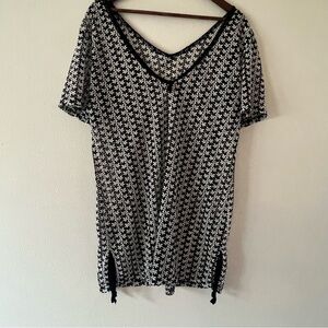 Black and White Patterned V-Neck beach swimsuit coverup